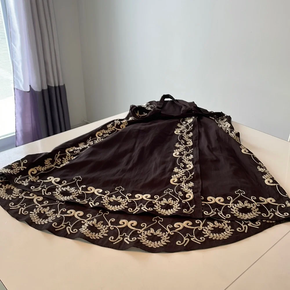 Le Chateau ladies sleeveless dress. Detailed embroidery embellishment, medium - Picture 6 of 8